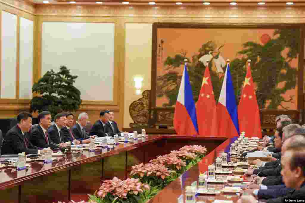 在北京参加一带一路高峰论坛期间,中国代表团和菲律宾代表团会谈。(2017年5月15日)菲律宾驻华大使鲁马纳说,杜特尔特出席北京论坛不应该被看作是菲律宾放弃在南中国海的主权声索。菲律宾总统杜特尔特选择向中国示好,以换取中国的贸易和投资。杜特尔特在对中国、对捍卫菲律宾主权上采取失败主义的立场备受外界批评。不过杜特尔特认为,他的做法更务实,挑战中国可能会引起战争。 