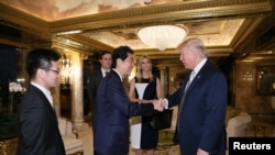 日本首相安倍晋三在纽约曼哈顿的川普大厦与当时还是当选总统的川普会面（2016年11月17日）