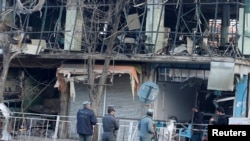 阿富汗警察在正在喀布尔的一处炸弹爆炸现场进行调查。（2018年1月28日）