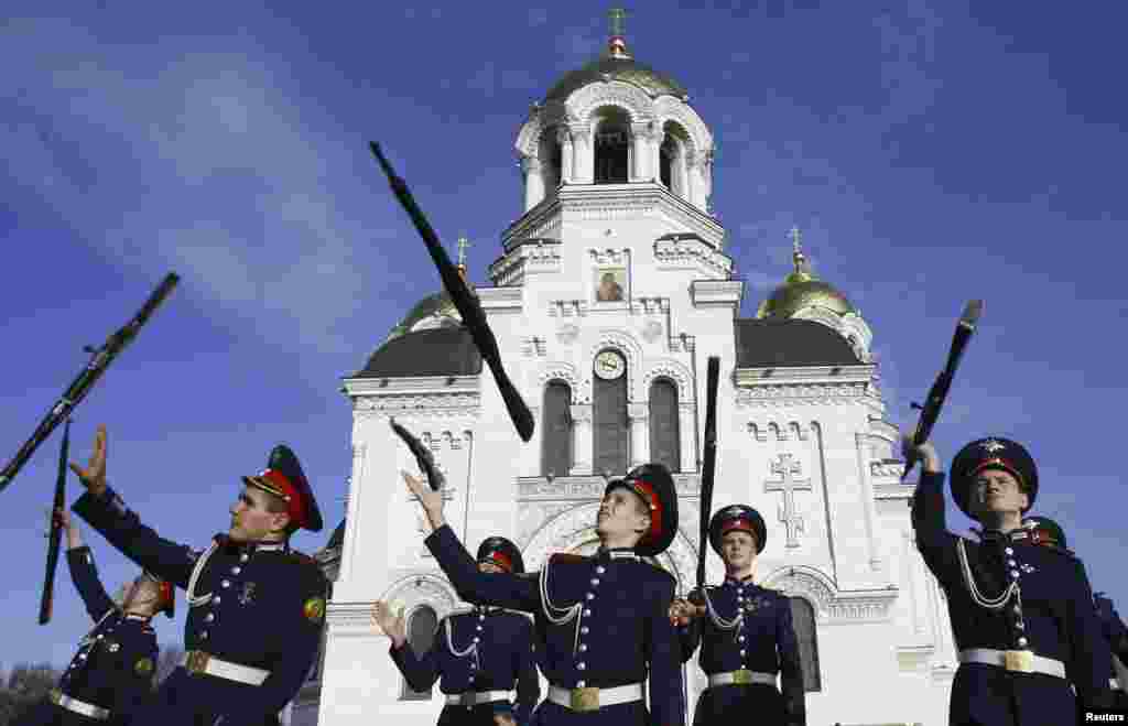 Các sinh viên sĩ quan người Cô-dắc (Cossack) tập luyện bên ngoài một nhà thờ ở thành phố Novocherkassk, miền nam nước Nga, chuẩn bị cho lễ kỷ niệm 130 năm ngày thành lập trường sĩ quan Cossack Novocherkassk. (Reuters)