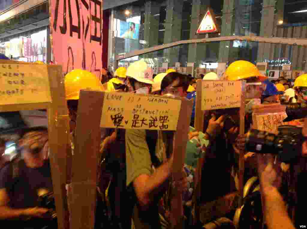 香港警民在旺角对峙 (美国之音海彦 拍摄)