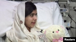 Nữ sinh người Pakistan Malala Yousufzai tại Bệnh viện Queen Elizabeth ở Birmingham, miền trung nước Anh.