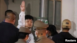 泰国民主抗议运动学生领袖之一Parit Chiwarak在8月14日抗议中被军警带走。（路透社提供）