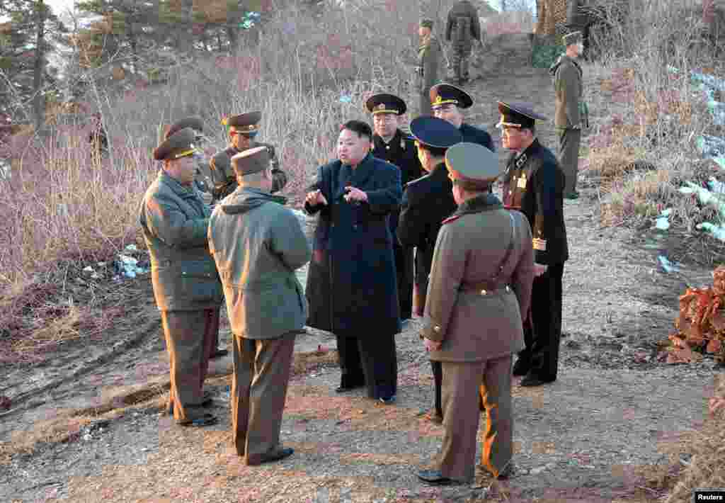 Lãnh tụ Kim Jong-Un nói chuyện với các tướng lãnh quân đội trong một cuộc tập trận ở miền đông Bắc Triều Tiên, ngày 25/3/2013.