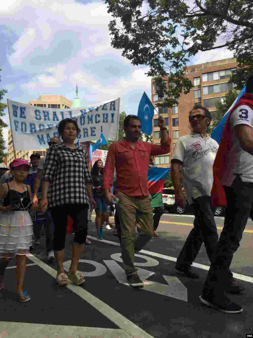 2015年7月12日维吾尔人和支持者在美国首都华盛顿街头游行并聚集在泰国驻美大使馆前抗议泰国把100余名维吾尔人强行递解回中国。(美国之音乌兹别克语组拍摄)