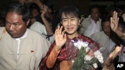 昂山素季抵达仰光国际机场准备启程前往印度
