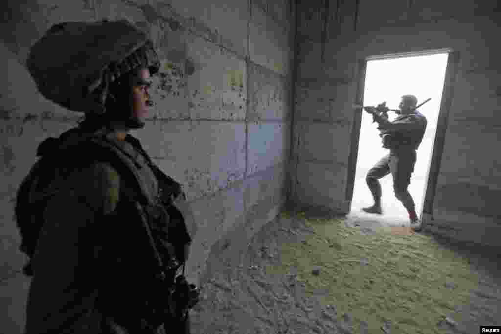 Binh sĩ Israel trong một cuộc diễn tập quân sự tại thành phố Bờ Tây Hebron, ngày 17/11/2012.