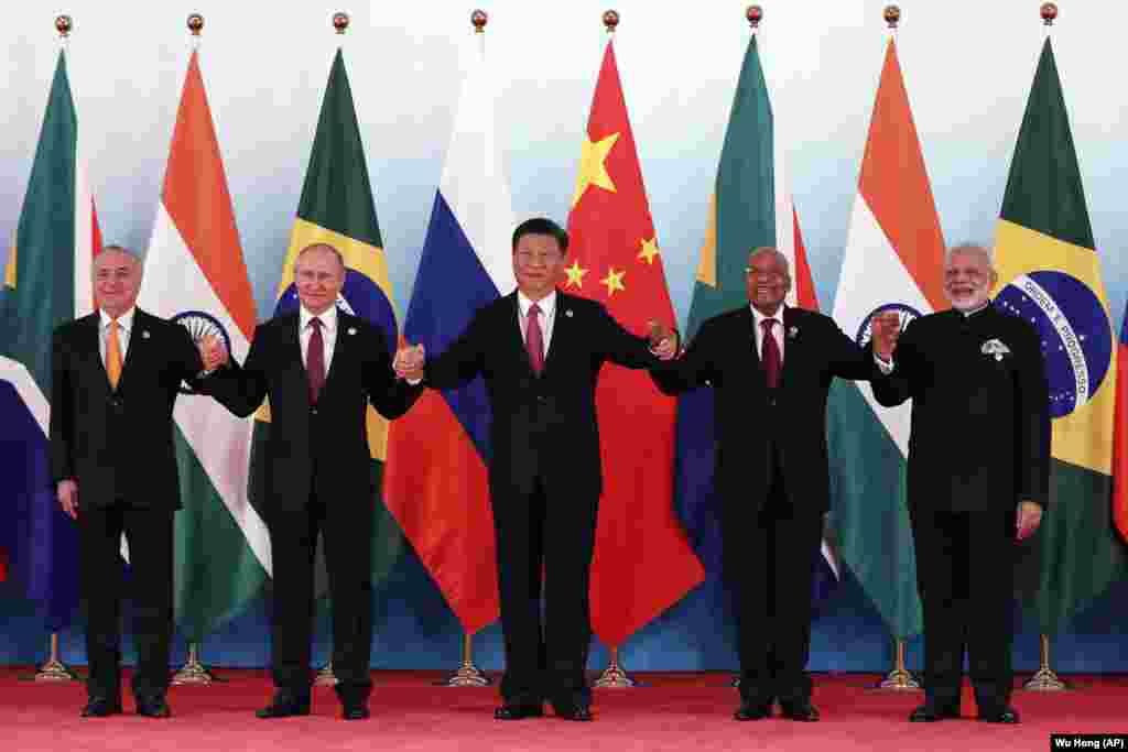 金砖集团五国领导人在厦门金砖峰会上合影,左起:巴西总统特梅尔,俄罗斯总统普京,中国国家主席习近平,南非总统祖马,印度总理莫迪(2017年9月4日)