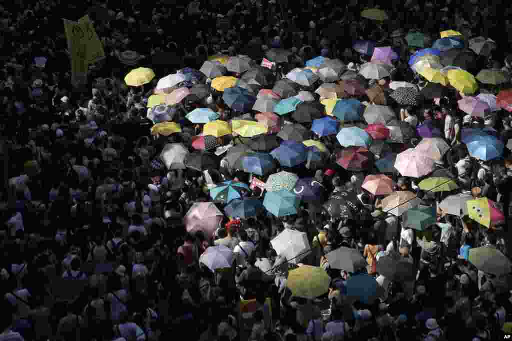 8月20日,数以万计的香港人游行,声援被改判监禁6至8个月的黄之锋、周永康和罗冠聪,他们等人曾主导2014年长达79天的占领中环运动。