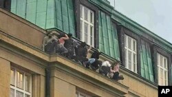 Студенти намагалися втекти від убивці через вікна 4 поверху будівлі Карлового університету в історичному центрі Праги. X/elirozic via AP