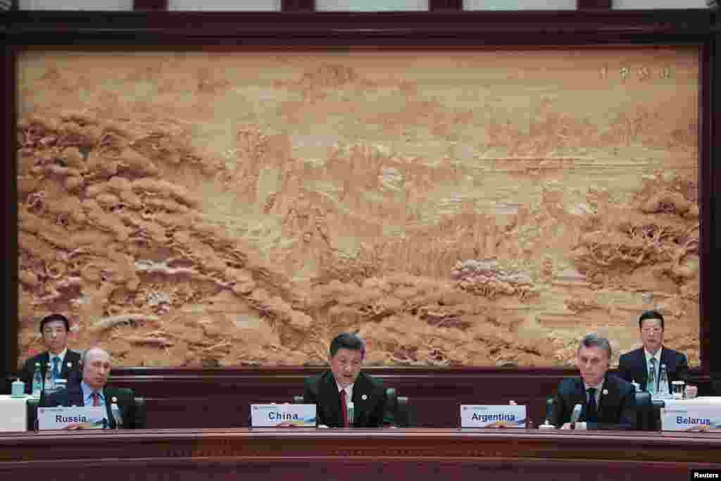 中国主席习近平,俄罗斯总统普京和阿根廷总统马克里在北京雁栖湖国际会议中心举行的“一带一路”国际合作高峰论坛的圆桌峰会上(2017年5月15日)