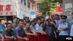 被隔离在济南法院警戒线外面的民众。2013年8月22日(美国之音东方拍摄)