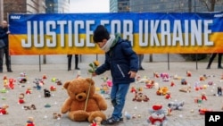 Чи варто підштовхувати Україну до перемовин з Росією та чи здатна Москва дотримуватися обіцянок. На фото: тисячі дитячих ведмедиків перед будівлею Єврокомісії як нагадування про те, що відбувається в окупації – викрадення Росією тисяч українських дітей. Брюссель, Бельгія. (AP)