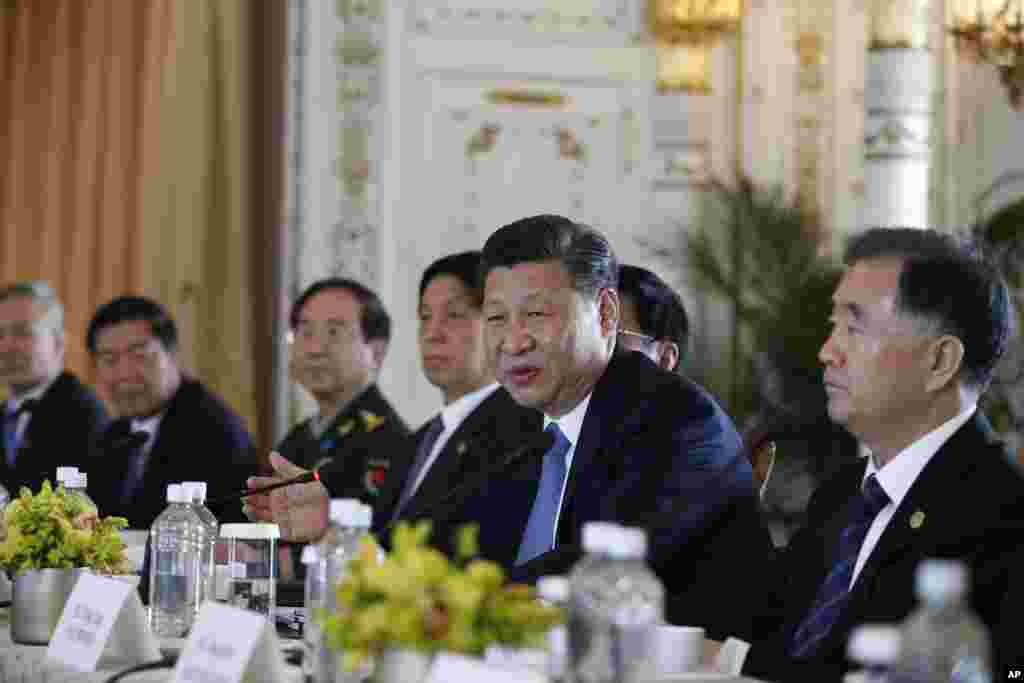 中国国家主席习近平在佛罗里达州海湖庄园的会谈中讲话(2017年4月7日)。美联社的图片说明没提其他官员是谁。从图片上看,有中国副总理汪洋, 中共中央政策研究室主任王沪宁,中央书记处书记、中办主任栗战书和军委联合参谋部参谋长房峰辉。