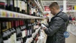 Перебої із постачанням і ріст цін спостерігають у багатьох святкових індустріях, зокрема алкогольній. Відео