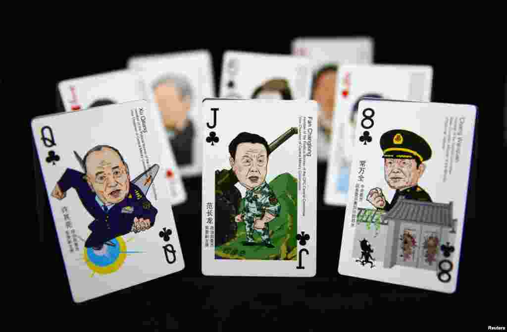 2014年8月31日在北京拍摄到的一副中国众官漫画扑克牌上的三位上将:空军的许其亮、陆军的范长龙和常万全。当时许其亮是名列第二的军委副主席,范长龙是名列第一的军委副主席,常万全是军委委员兼国防部长。如今范长龙和常万全卸任国家军委职务,许其亮升为名列第一的国家军委副主席,俗称第一副主席。