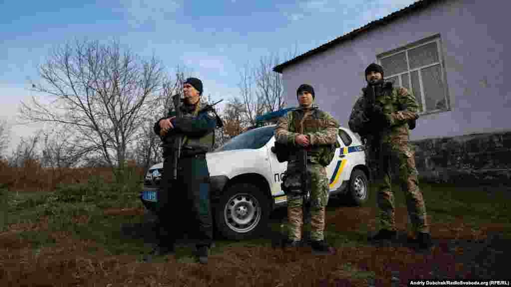 У селі чергує озброєна поліція і Нацгвардія. Місцева жінка, одначе, сказала, що після шостої вечора вони їдуть із села. 