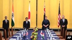 左起：印度外长苏杰生，日本外相茂木敏充，澳大利亚外长佩恩和美国国务卿蓬佩奥在东京举行四方会谈。（2020年10月6日）