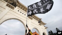 台湾民众在台北自由广场挥舞旗帜纪念百万人反送中大游行一周年并抗议港区国安法。（2020年6月13日）