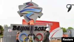 中国工人在河北张家口安装北京2022冬季奥运会会徽。（路透社， 2019年5月8日）
