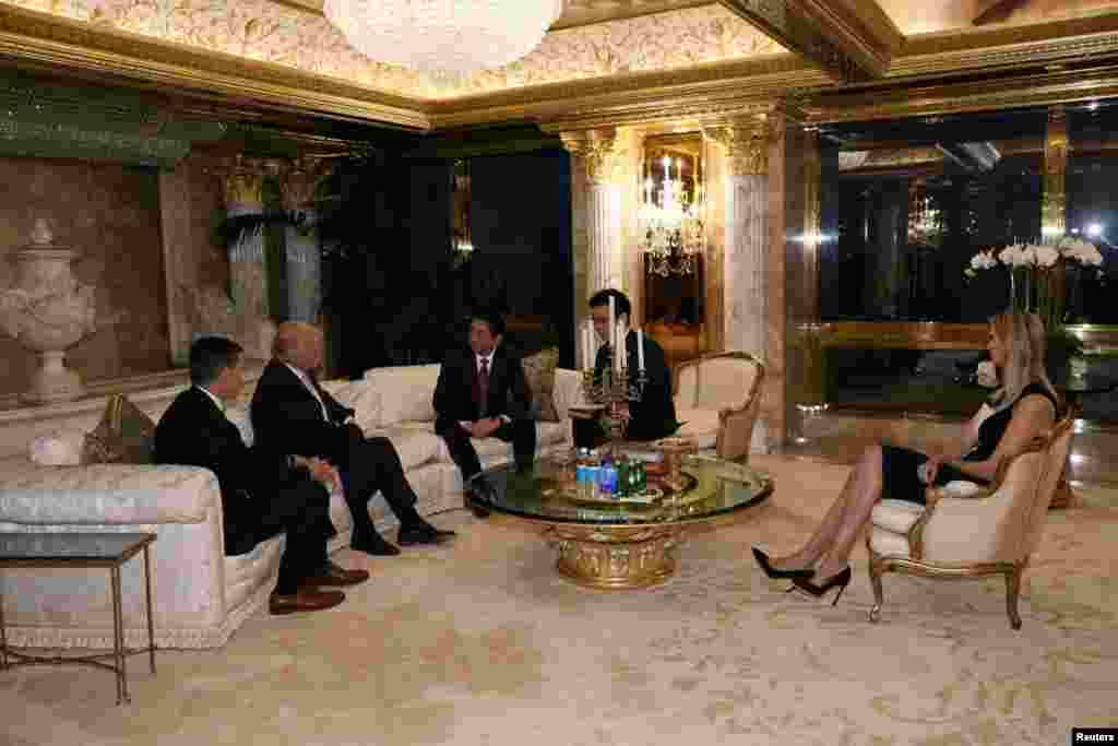2016年11月17日，美国当选总统特朗普和日本首相安倍在纽约的川普大楼会面。特朗普的女儿伊万卡&middot;特朗普在旁边