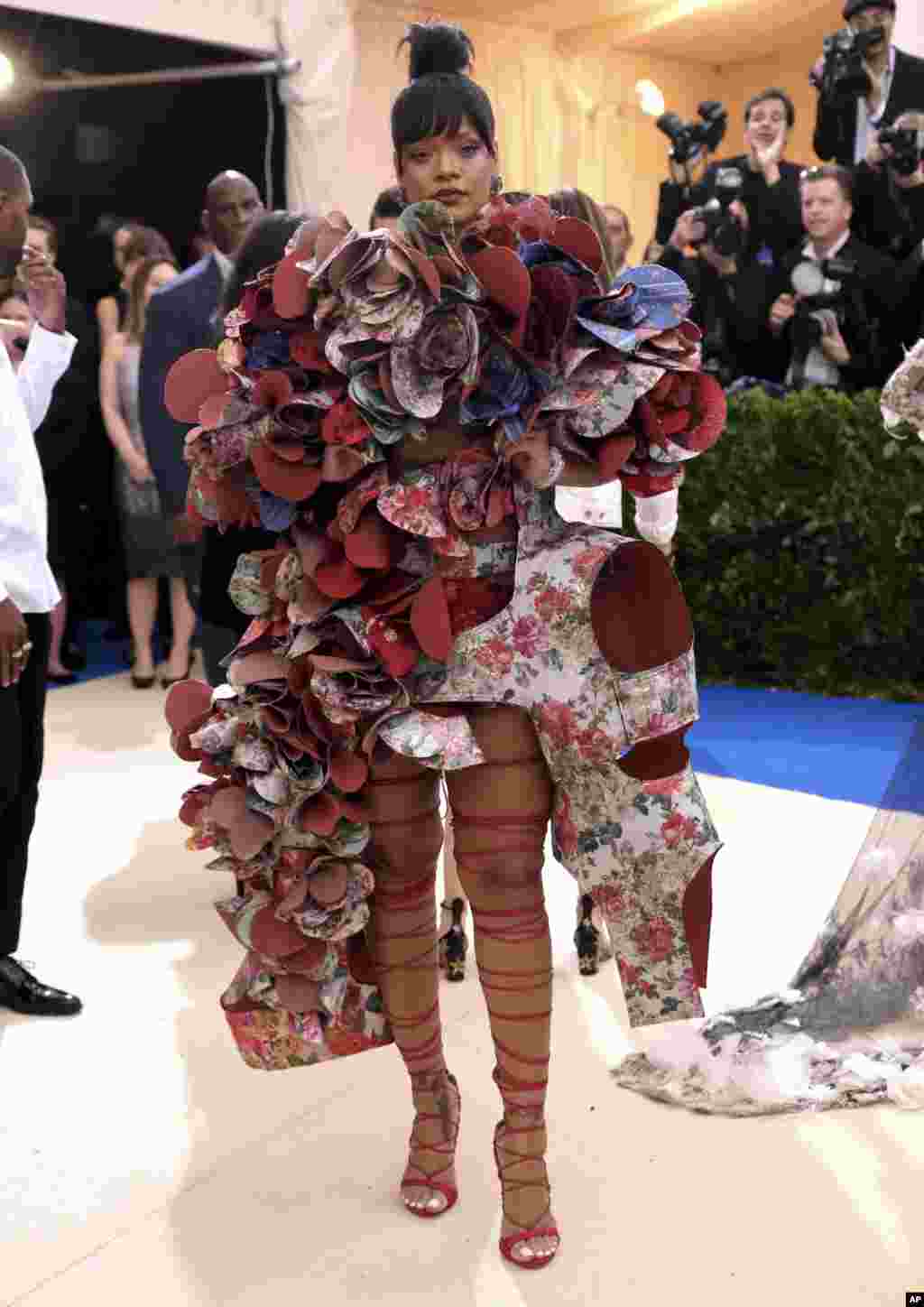 美国著名歌手蕾哈娜(Rihanna)参加在纽约大都会博物馆举办的时装馆慈善晚会，庆祝&quot;中间的艺术&quot;展览开幕。（2017年5月1日）
