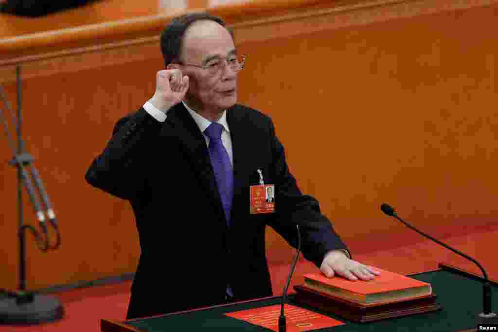 2018年3月17日在中国人民大会堂举行的全国人民代表大会第五次全体会议上当选中国国家副主席的王岐山把手放在宪法上宣誓就职。 王歧山以2969张赞成,一张反对当选国家副主席。他是唯一候选人,一票之差稍逊于习近平。有人猜想那张反对票是他自己投的。