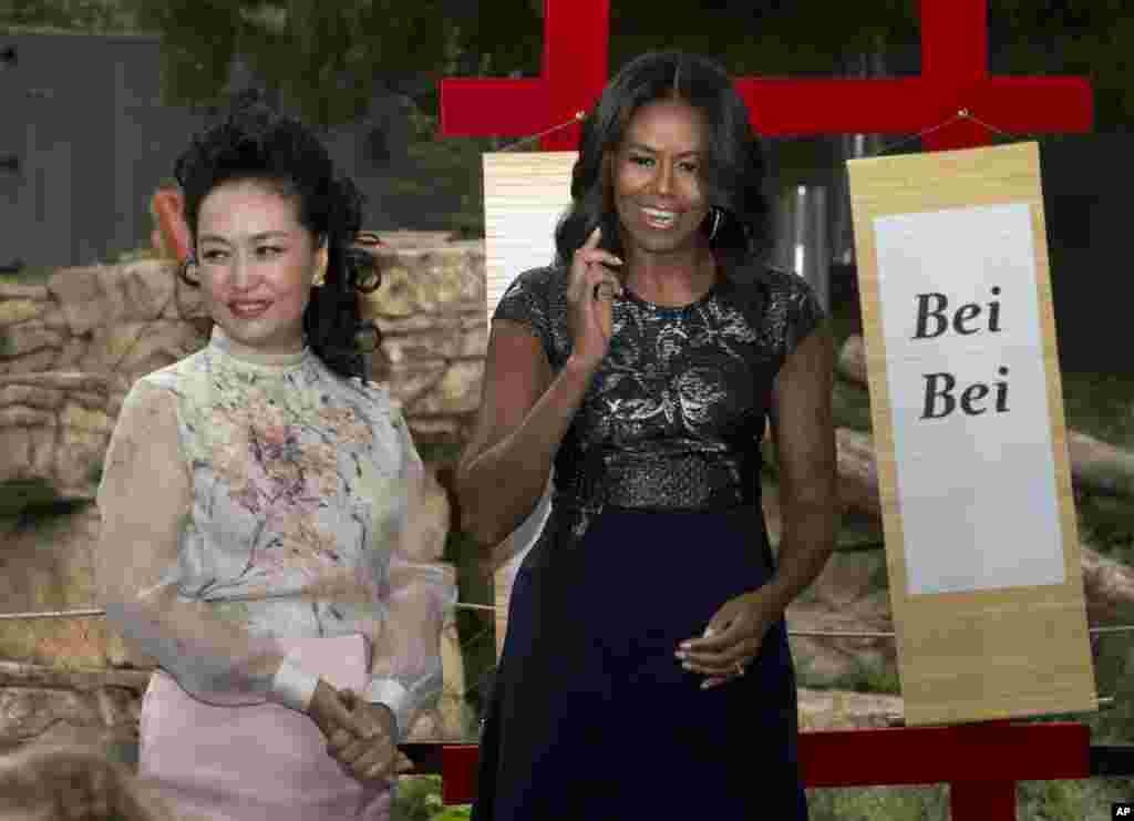 2015年12月1日,美国第一夫人米歇尔·奥巴马和中国第一夫人彭丽媛在华盛顿的美国国家动物园揭示 “宝宝”的弟弟“贝贝”的名字。“宝姐姐”返回父母之乡后,弟弟“贝贝”和父母“添添”、“美香”继续生活在这个动物园。该动物园与中国结下的“熊猫情缘”是从1972年尼克松访华后开始的。