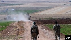 Binh sĩ Thổ Nhĩ Kỳ tuần tra gần biên giới với Syria, bên ngoài làng Elbeyli, phía đông thị trấn Kilis, đông bắc Thổ Nhĩ Kỳ, ngày 24/7/2015.