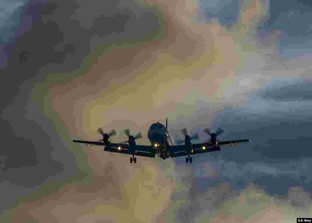 美国海军一架P-3C型侦察机在军事演习里接近关岛空军基地的跑道(2016年9月15日,美国海军照片)