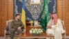 Cаудівський наслідний принц Мохаммед бін Салман зустрічається з президентом України Володимиром Зеленським під час арабського саміту в Джидді, Саудівська Аравія, у п’ятницю, 19 травня 2023 р. (Saudi Press Agency через AP)