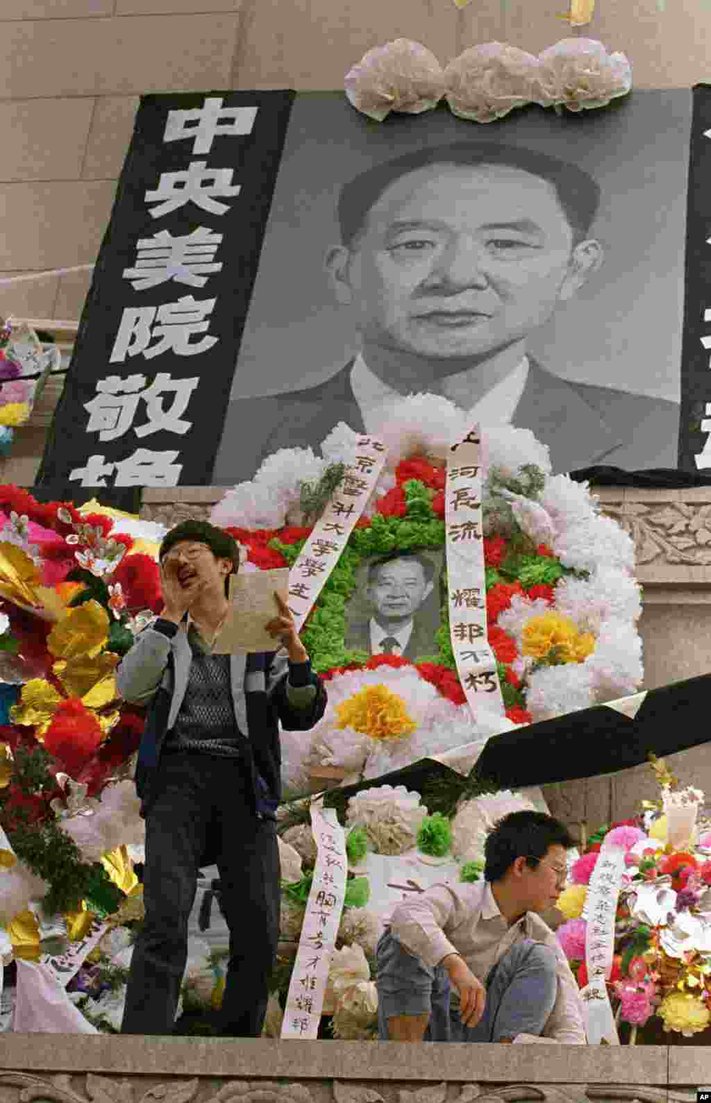 中国学生在北京天安门广场上的人民英雄纪念碑前展示胡耀邦像和“何处招魂”“民主之光耀邦”等标语(1989年4月19日) 。1989年4月15日,抑郁中的胡耀邦突然心梗病逝,引发民众不满和自发悼念,直接触发后来的八九民运和“六四事件”。而这也导致胡耀邦多年来成为中共党内的禁忌,直到团派出身的前总书记胡锦涛任内才逐渐解禁,并于2015年11月20日为他举办百岁诞辰座谈会。