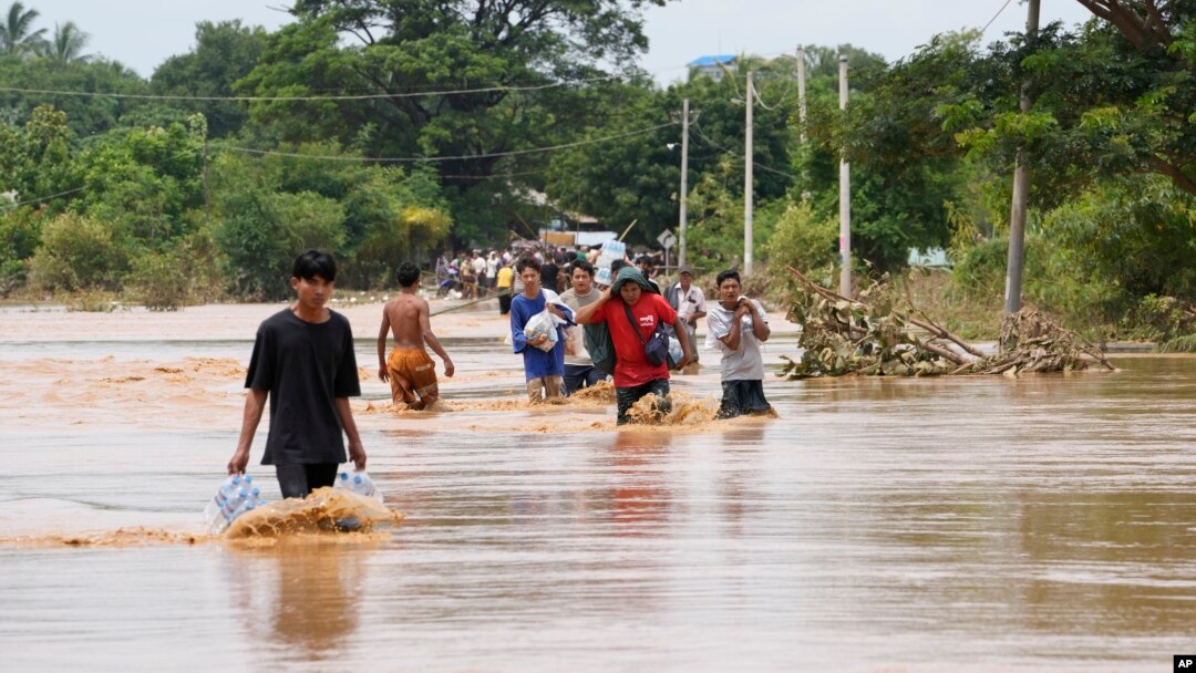 နေပြည်တော်မြို့နယ်အတွင်း ရေဘေးဒဏ်သင့် ဒေသခံများကိုတွေ့ရစဉ် (စက်တင်ဘာ ၁၄၊ ၂၀၂၄)