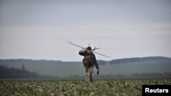 Досвід воєнних дій в Україні доводить: США повинні інвестувати більше у новітні технології для протистояння сучасним викликам у світі. На фото: український військовослужбовець несе розвідувальний безпілотник на передовій у Запорізькій області. 