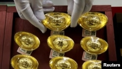图为北京一家珠宝行的黄金制品 （2019年8月6日）。