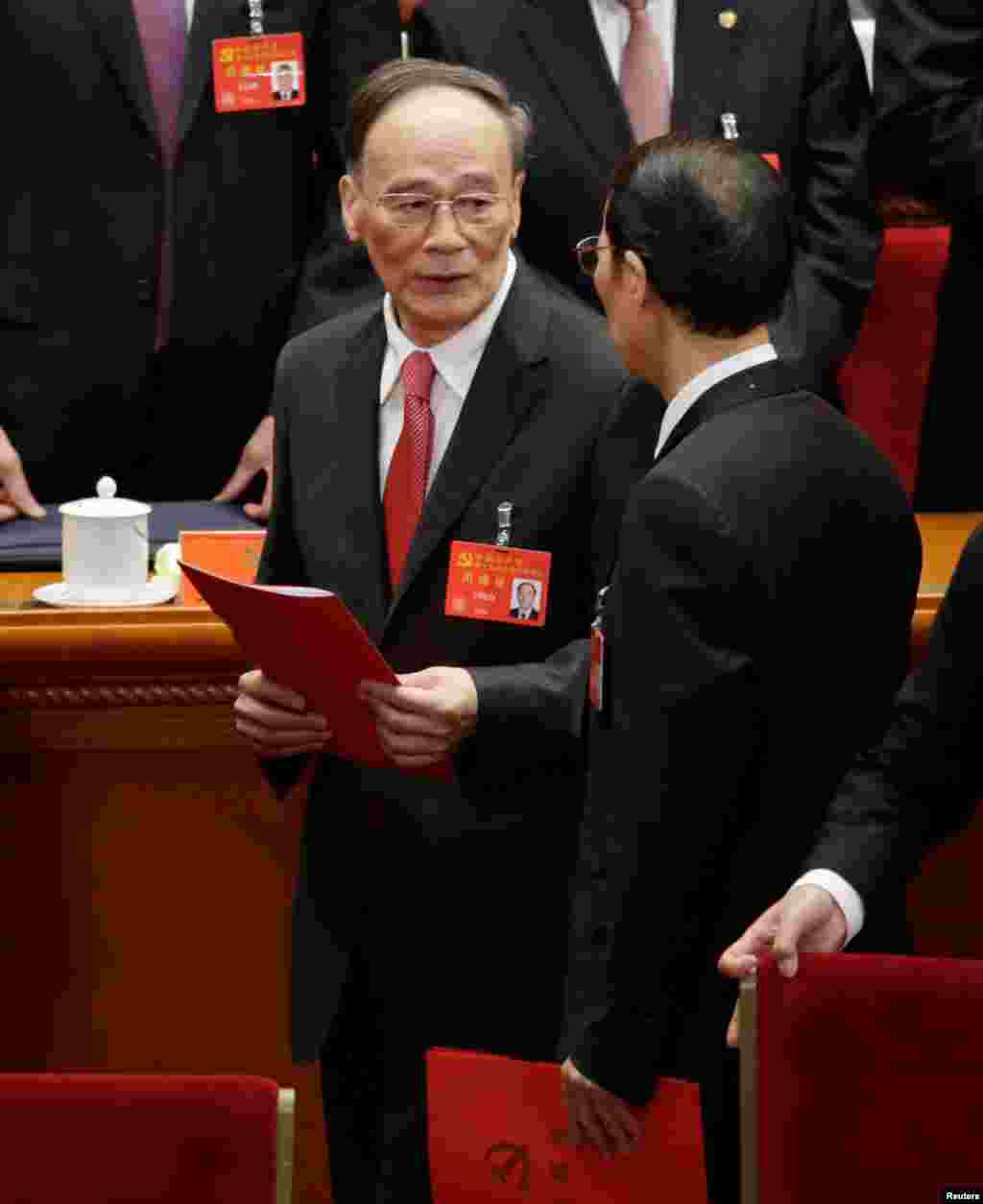 中国共产党第十九次全国代表大会闭幕式之后，王岐山离开会场，这是他最后一天担任中纪委书记和政治局常委（2017年10月24日）。2018年1月29日，王岐山当选湖南省118名全国人大代表之一。 有消息人士说，王岐山很可能担任国家副主席。 四位要求匿名的消息人士援引和中国高层官员的谈话，告诉纽约时报这一消息。他们分别是中国政府官员、经常与北京政界高层会晤的美籍华裔企业高管、见过王岐山的外国总裁，以及多次与王会面的前美国官员。 这个图集后面还有有关图片和信息.