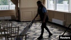 Працівниця пилососить підлогу в гольф-клубі Трампа у Вестчестері, штат Нью-Йорк, 7 червня 2016 року