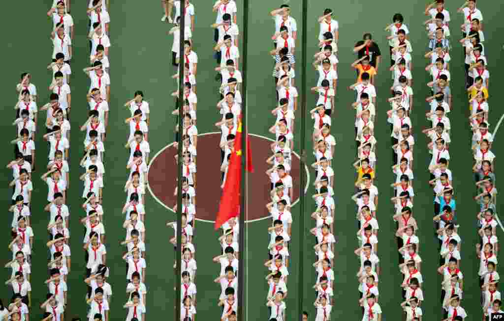 航拍照片显示,2018年9月3日在上海一所中学的操场上,孩子们在暑假后开学第一天参加升旗仪式。