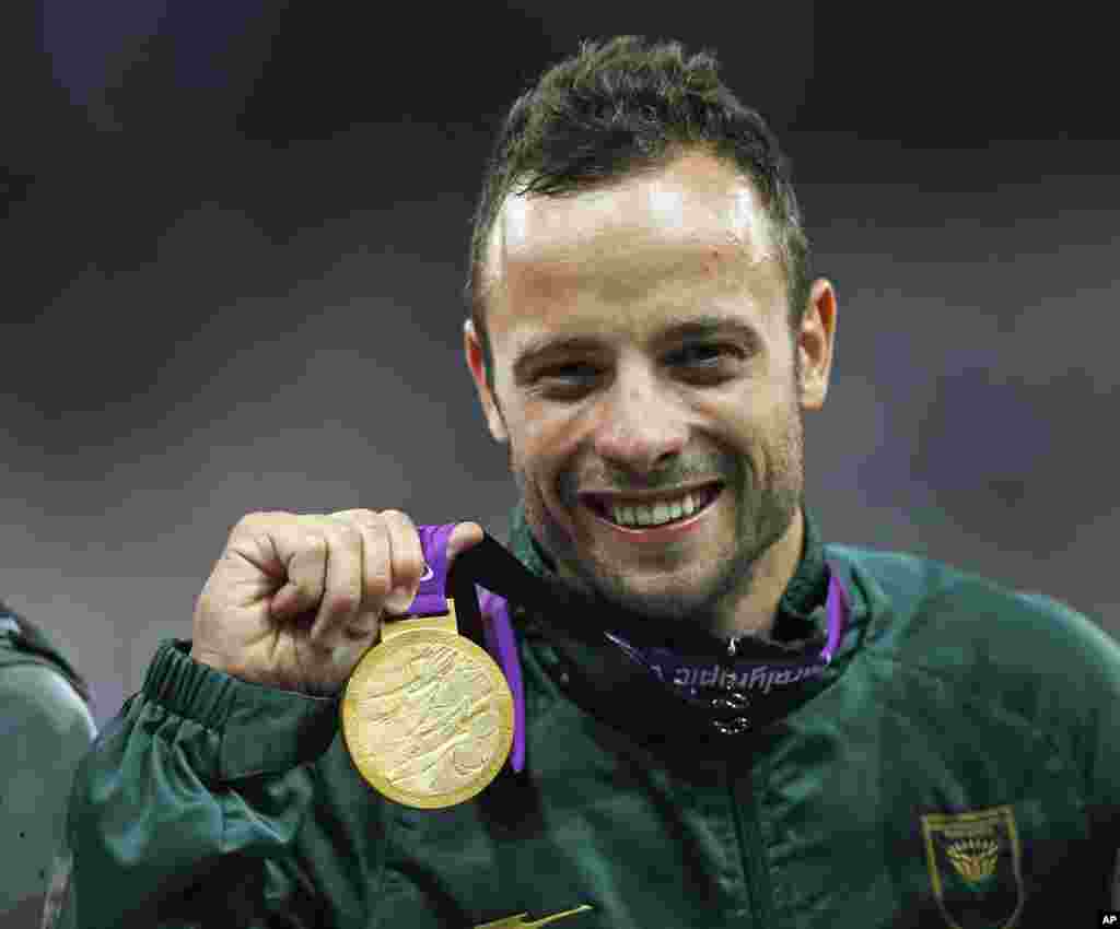 Pistorius với huy chương vàng nội dung 400 mét nam tại Thế Vận Hội Paralympic London, ngày 8 tháng 9, 2012
