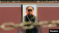 中国武警站在天安门上毛泽东像的前面与拦路的锁链后面（2013年11月12日）