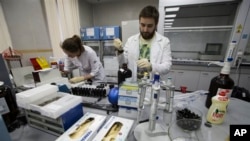 Співробітники національної російської лабораторії з тестування на наркотики в Москві