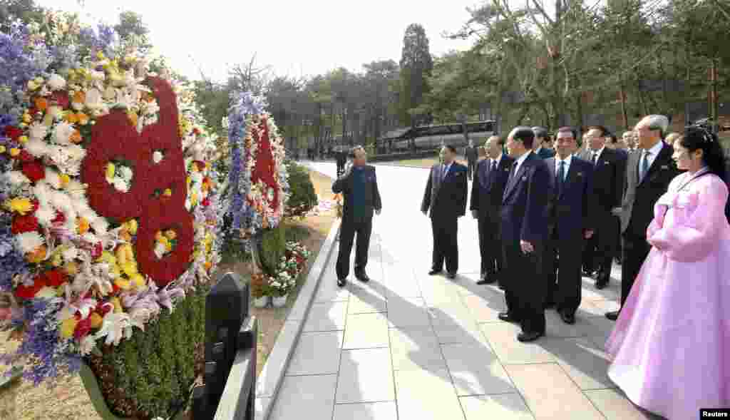 2013年4月15日，朝鲜党政官员在金日成101岁冥诞这一天参拜金日成出生地万景台。