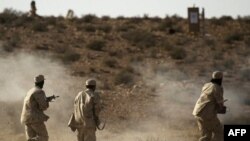 Các binh sĩ của phe nổi dậy Libya tập luyện gần Nalut ở miền Tây Libya, ngày 6/8/2011
