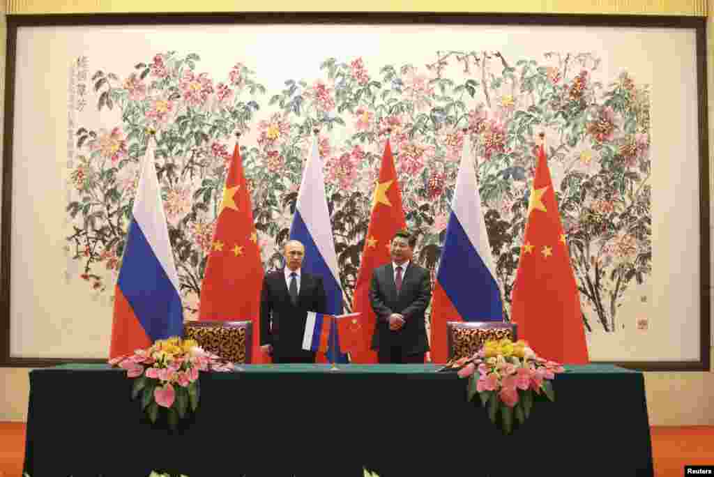 俄罗斯总统普京和中国国家主席习近平在北京钓鱼台国宾馆的签字仪式上(2014年11月9日)