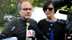 托德的母亲玛丽与父亲里克到达新加坡下级法院会见等候在那里的记者