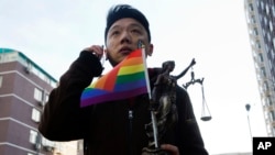 北京一男子手中举着彩虹旗。