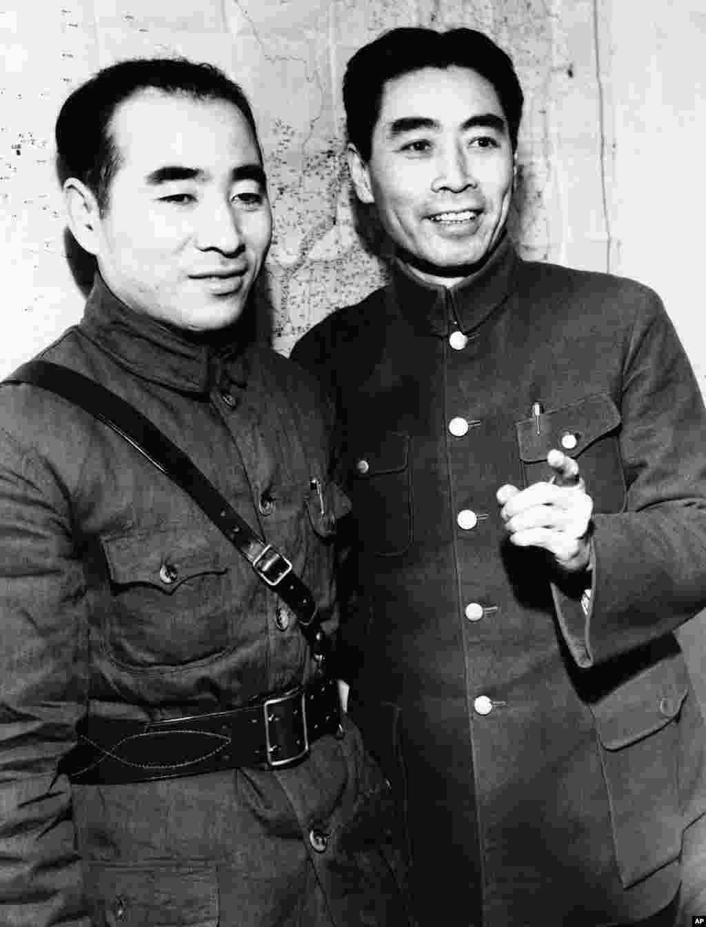 1943年5月6日,身穿国军军服的林彪将军和周恩来。 两人在文革中关系良好,直到林彪失势。周恩来的地位在文革前一直在林彪之上,后来林彪跃升为毛的接班人,而周恩来继续是第三号领导人,避开了在专制体制和强人手下当第二把手和接班人的结构性风险和两难境地。这种两难境地是:接班人不强大则无法接班,如同毛泽东一度选择的王洪文;而太强大则功高震主,势大压主,名高盖主,被主上担心抢班夺权而加以打压,如刘少奇和林彪。