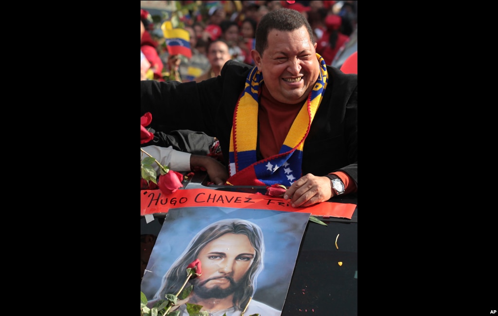 Ông Chavez vẫy chào người ủng hộ trên đường từ dinh tổng thống Miraflores đến sân bay ở Caracas, ngày 24/2/2012.