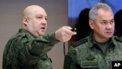 Головнокомандувач російських військ в Україні генерал Сергій Суровікін (л) і міністр оборони Росії Сергій Шойгу під час зустрічі з президентом Росії Путіним, коли він відвідав Об’єднаний штаб військ, що воюють в Україні. 17 грудня 2022 року. (Гавриїл Григоров, Sputnik/AP)