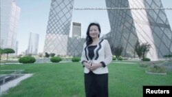 资料照：澳籍华裔主持人成蕾在北京CCTV大楼前